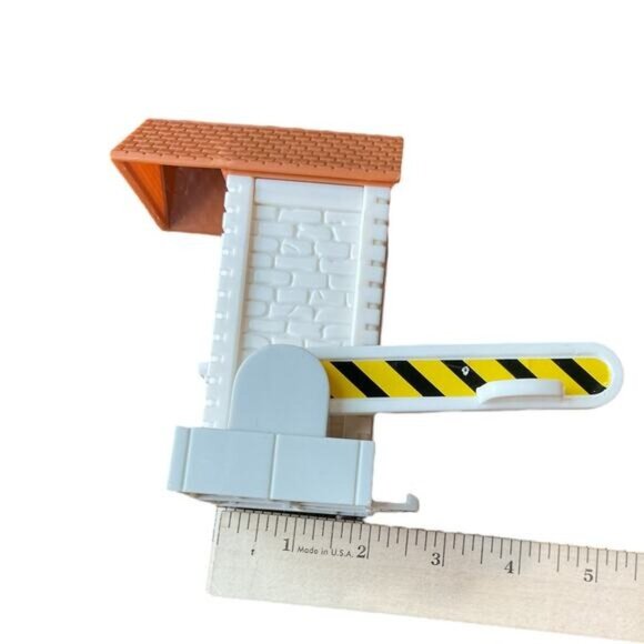 Geotrax Railway Railroad Crossing Booth Toy With Gate & Brick Roof - Picture 8 of 8